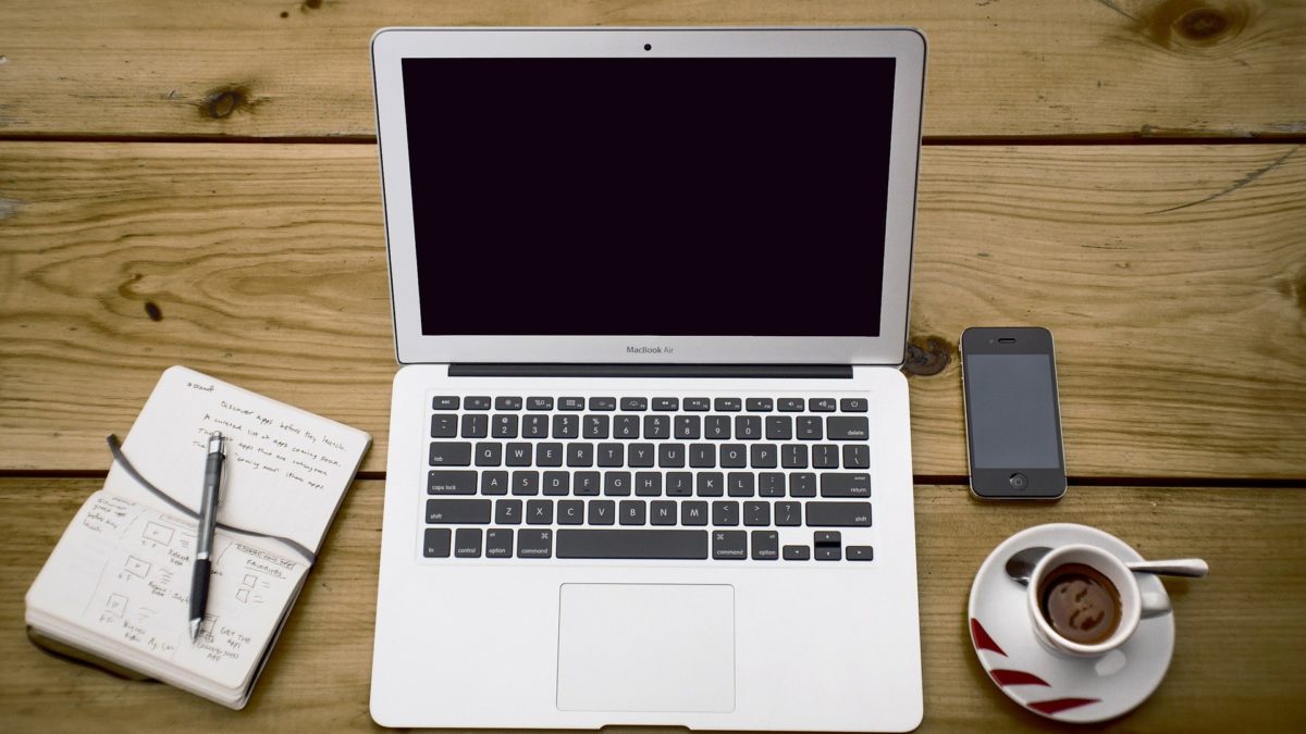 3 rzeczy, których nigdy nie należy robić po zalaniu MacBooka